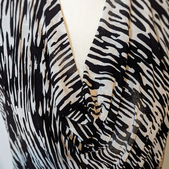 EUC - Kenneth Cole Black and White Graphic V Neck Dress with Ruching - M - Picture 4 of 6